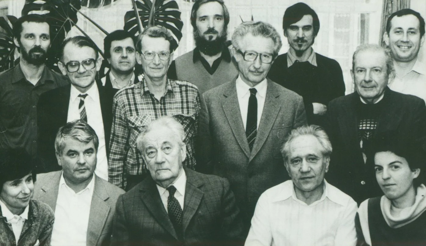 Az MKBT tisztségviselői és titkára 1989-ben, jobb szélen középen Balázs Dénes